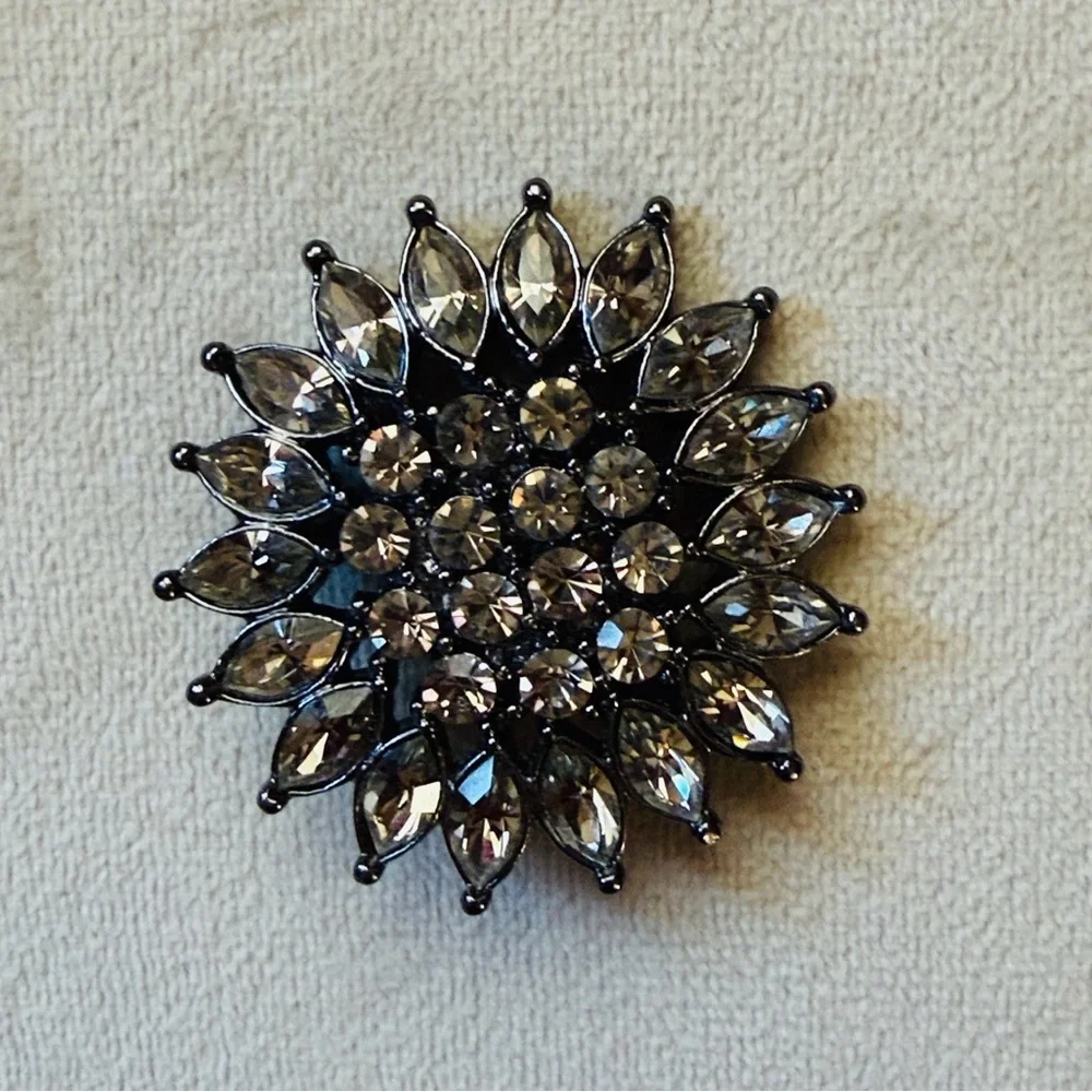 Vintage sparkly rhinestone Brooch